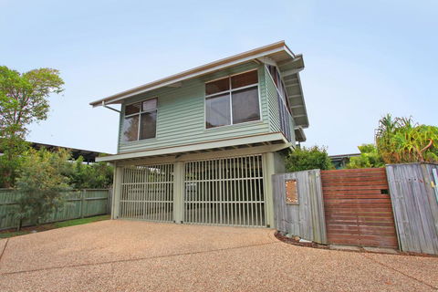 18 Northbeach Place, Mudjimba Beach - Pet Friendly, Linen Included, WIFI - Tourism Bookings 0