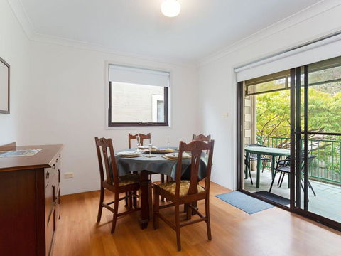 2 'Carindale', 19-23 Dowling Street - Pool, Tennis Court, Close To Town - Tourism Bookings 3