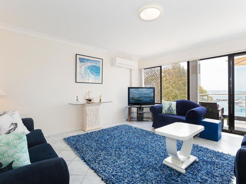 2 'Paradiso', 4 Laman Street - Beautiful Unit With Stunning Water Views & Pool - Tourism Bookings 3