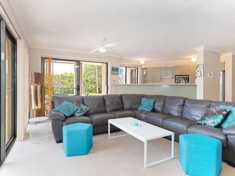 2 'Peninsula Waters' - Three Bedroom Unit With Spacious Private Courtyard & WIFI - Events Australia 1