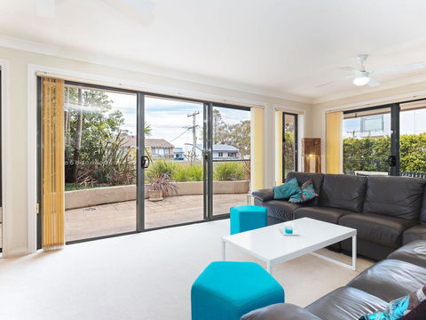 2 'Peninsula Waters' - Three Bedroom Unit With Spacious Private Courtyard & WIFI - Events Australia 2