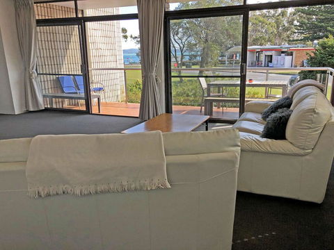 2 'Villa Ellisa', 8-10 Columbia Cl - Beautiful Water Views & Directly Across To Little Beach - Tourism Bookings 2