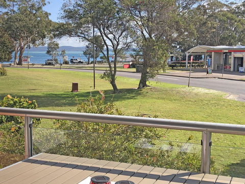 2 'Villa Ellisa', 8-10 Columbia Cl - Beautiful Water Views & Directly Across To Little Beach - Tourism Bookings 3