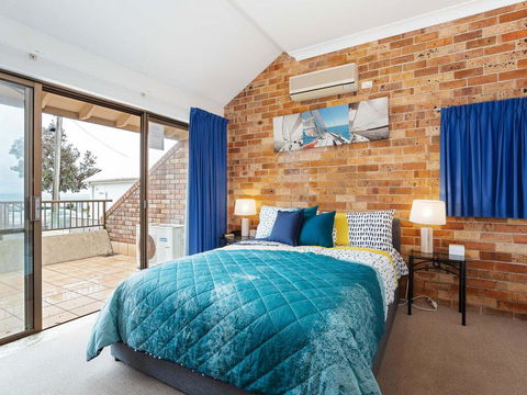 2 'Yachtsman Rest', 37 Victoria Parade - Foxtel, Aircon, Waterviews - Tourism Bookings 1