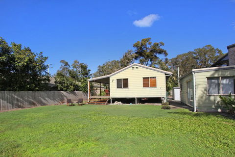 24 Sundew Street, Mudjimba - 500 Bond - Pet Friendly, Linen Supplied, WIFI, Air Cond. - Events Australia 1