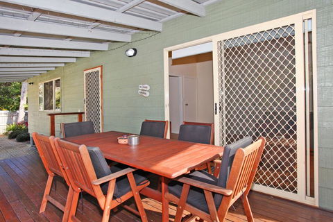 24 Sundew Street, Mudjimba - 500 Bond - Pet Friendly, Linen Supplied, WIFI, Air Cond. - Events Australia 3