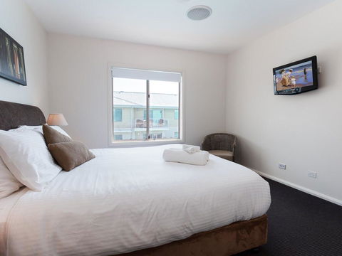 245 'Pacific Blue', 265 Sandy Point Rd - Air Conditioned Unit With Resort Facilities And Linen Supplied - Tourism Bookings 2