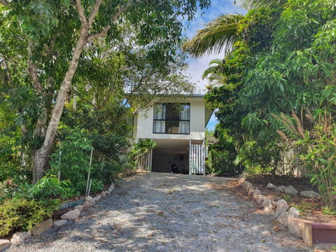 27 Bomburra Court - Rainbow Beach, Spacious, Comfortable, Large Deck, Private - Tourism Bookings 2