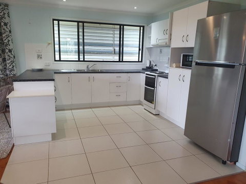 27 Bomburra Court - Rainbow Beach, Spacious, Comfortable, Large Deck, Private - Tourism Bookings 3