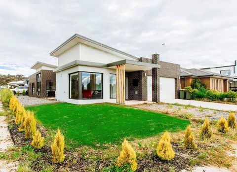 Bright And Chic House At Throsby With 4 Bedrooms - Tourism Bookings 3