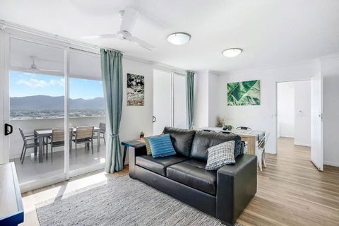 Cairns City Escape - Elevated Modern Haven With Pool - Events Australia 0