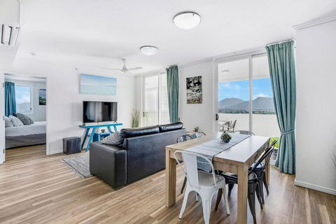 Cairns City Escape - Elevated Modern Haven With Pool - Events Australia 3