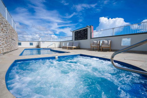 Cairns City Escape - Elevated Modern Haven With Pool - Events Australia 4