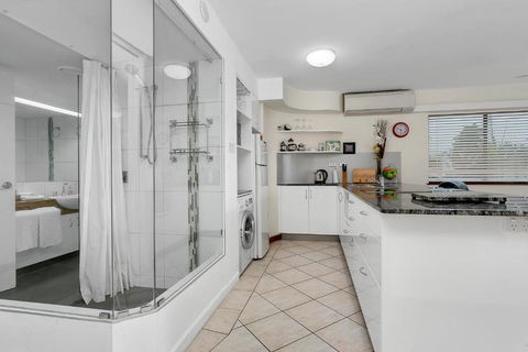 Cairns Esplanade Apartment - Events Australia 3