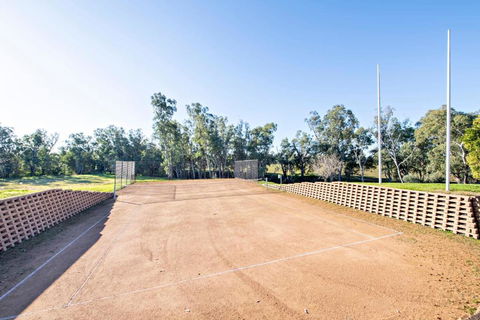 Cameron Glen - Rural Entertainer, Tennis Court - Events Australia 3