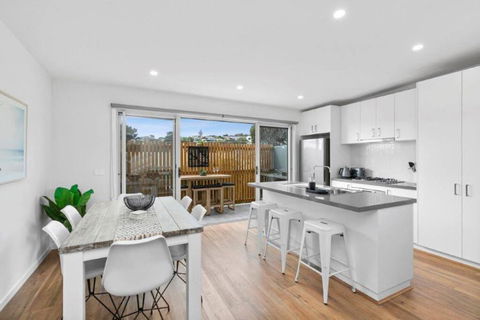 CASA EMEC- PETS WELCOME Luxury, Aircon, Walk To The Shops And Beach! Outdoor Shower And Garage Parking - Events Australia 0