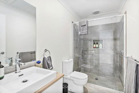 CASA EMEC- PETS WELCOME Luxury, Aircon, Walk To The Shops And Beach! Outdoor Shower And Garage Parking - Events Australia 4