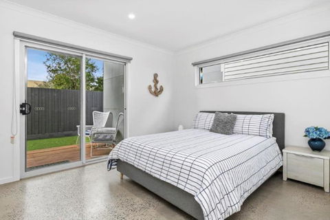 CASA EMEC- PETS WELCOME Luxury, Aircon, Walk To The Shops And Beach! Outdoor Shower And Garage Parking - Events Australia 3