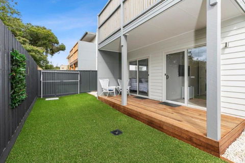 CASA EMEC- PETS WELCOME Luxury, Aircon, Walk To The Shops And Beach! Outdoor Shower And Garage Parking - Events Australia 1