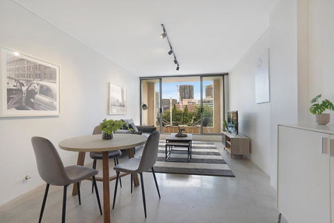 Central 1-Bedroom Apartment With City Views - Events Australia 0