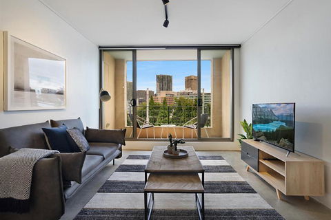 Central 1-Bedroom Apartment With City Views - Events Australia 1
