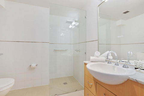 Central 1-Bedroom Apartment With City Views - Events Australia 4