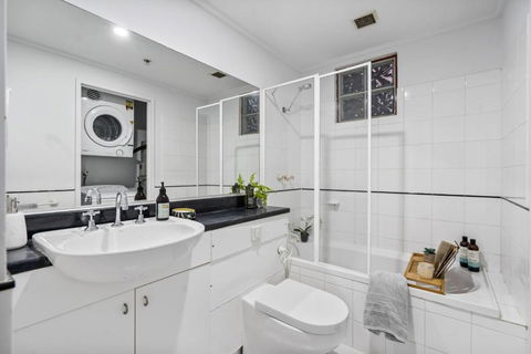 Central City Chic - Sleeps 6, Free Parking - Events Australia 4