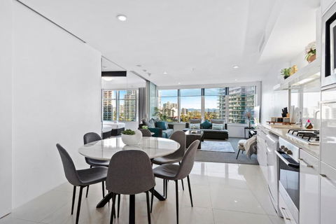 Central Surfers Paradise Family Retreat - Events Australia 1
