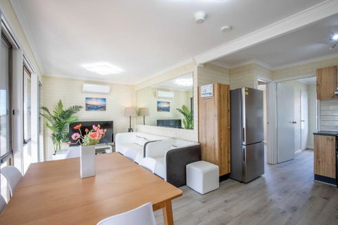 Charming 2-Bed Apartment With Bay Views - Events Australia 0