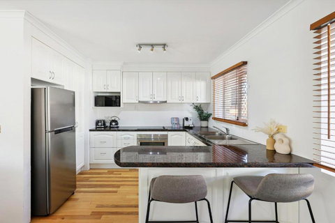 Charming 2-Bed Home With Spacious Backyard & BBQ - Events Australia 3