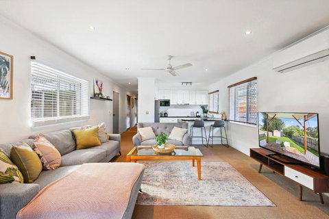 Charming 2-Bed Home With Spacious Backyard & BBQ - Events Australia 1