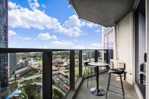 Charming 2BR Apt With Parkland And Mountain Views - Events Australia 3