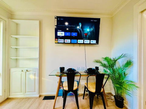 Charming Granny Flat Conveniently Located Near Knox Shopping Center - Events Australia 3