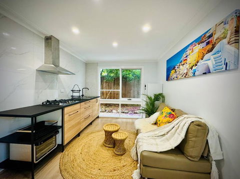 Charming Granny Flat Conveniently Located Near Knox Shopping Center - Events Australia 2