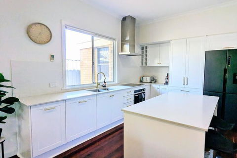 Charming Large Home: Modern Comfort And Convenience - Events Australia 1