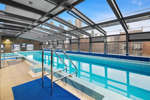 Central 2-Bed Apartment With Parking, Pool And Gym - Events Australia 3