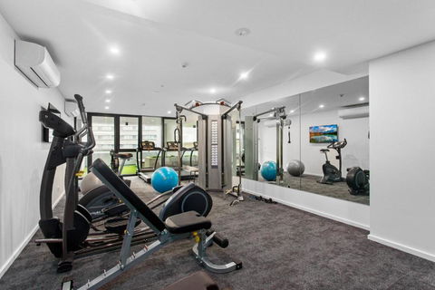 Central 2-Bed With Gym, BBQ & Stunning Views - Events Australia 4