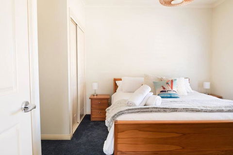 Charming Cottage, 7 Mins Walk To The Beach And Golf! - Events Australia 4