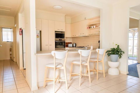 Charming Cottage, 7 Mins Walk To The Beach And Golf! - Events Australia 3
