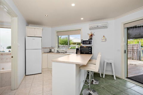 Charming Poolside Retreat - Events Australia 2