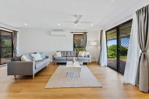 Charming Waterfront Escape In Victoria Point - Events Australia 0