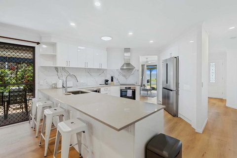 Charming Waterfront Escape In Victoria Point - Events Australia 1