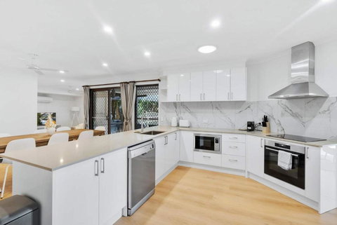 Charming Waterfront Escape In Victoria Point - Events Australia 3