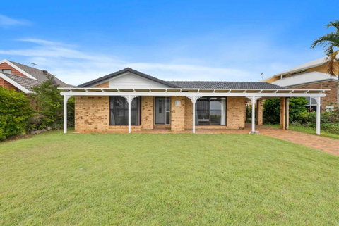 Charming Waterfront Escape In Victoria Point - Events Australia 4