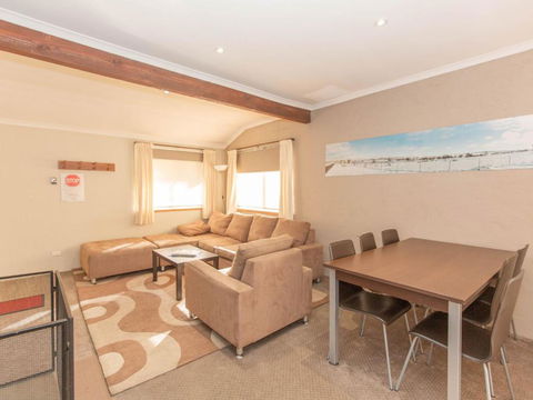 Charvel 2 35 Gippsland Street - Tourism Bookings 4