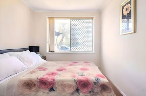 Cheerful 3 Bedroom House With Free Parking - Events Australia 4