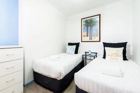 Chevron Big Family 3BRM, 3 Pools, Gym, Sauna, Spa. - Events Australia 1