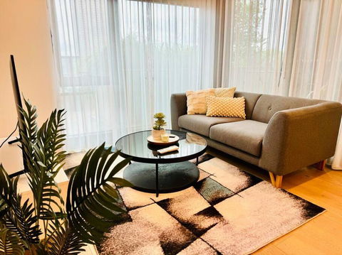 Chic 1BR Apt Urban Retreat Pool Parking Gym - Events Australia 1