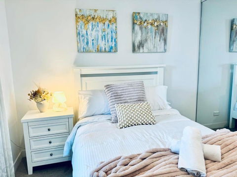 Chic 1BR Apt Urban Retreat Pool Parking Gym - Events Australia 3