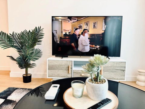 Chic 1BR Apt Urban Retreat Pool Parking Gym - Events Australia 4